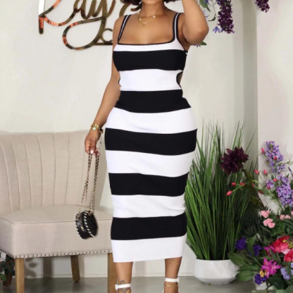 Sukienka w czarno-białe paski